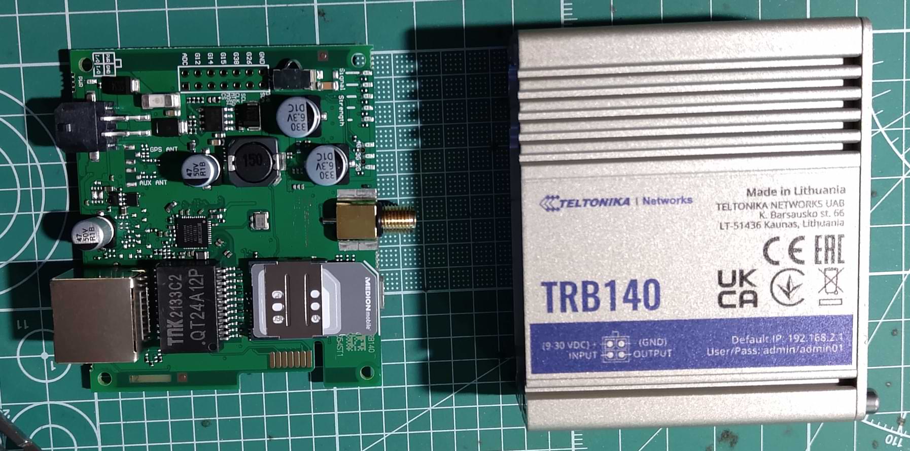 TELTONIKA TRB140 LTE-Gateway Gehäuse und Mainboard mit SIM-Karte